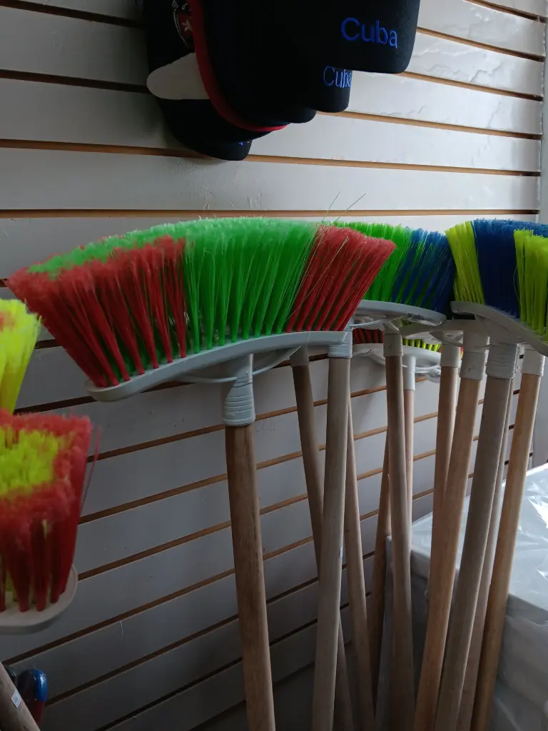 ESCOBA VARIOS COLORES 