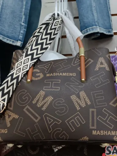 CARTERA CUADRADA CARMELITA MEDIANA DE MUJER 
